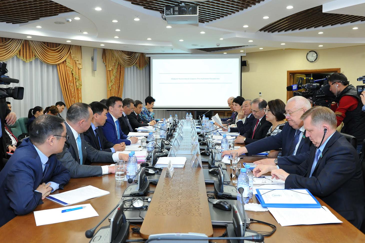 سەناتتا سالىق ساياساتى مەن سالىق اكىمشىلەردىرۋدى جەتىلدىرۋ  ماسەلەلەرى تالقىلاندى