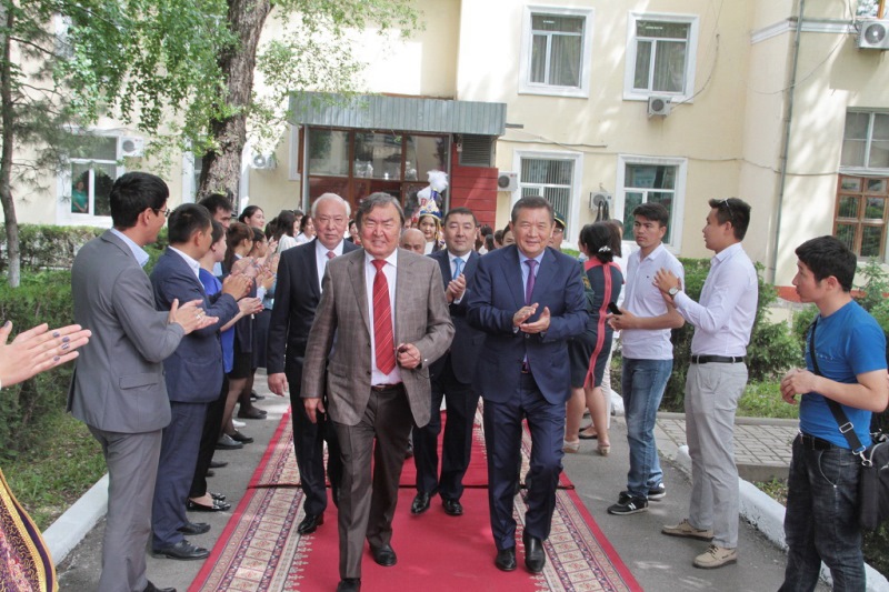 ولجاس سۇلەيمەنوۆ جاستارمەن كەزدەستى