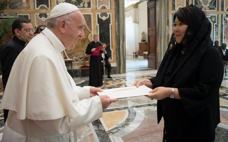 قازاقستان ەلشىسى ريم پاپاسىنا سەنىم گراموتاسىن تابىستادى