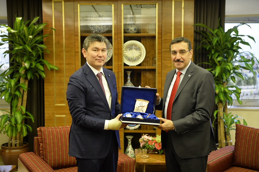 قازاقستان ەلشىسى تۇركيانىڭ كەدەن جانە ساۋدا مينيسترىمەن كەزدەستى