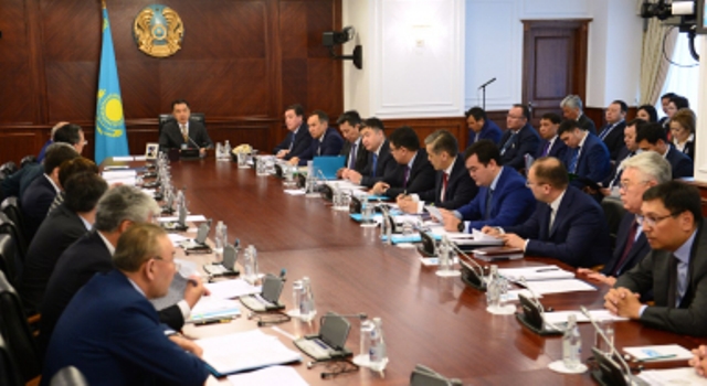 ۇكىمەتتە حالىققا ەلەكتروندى قىزمەت كورسەتۋ ماسەلەلەرى قارالدى