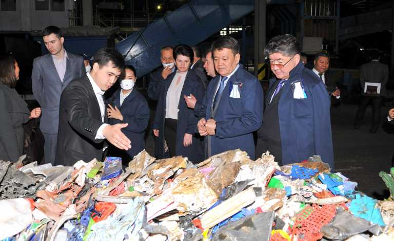 سەناتورلار استاناداعى قالدىق وڭدەۋ زاۋىتىنىڭ جۇمىسىمەن تانىستى