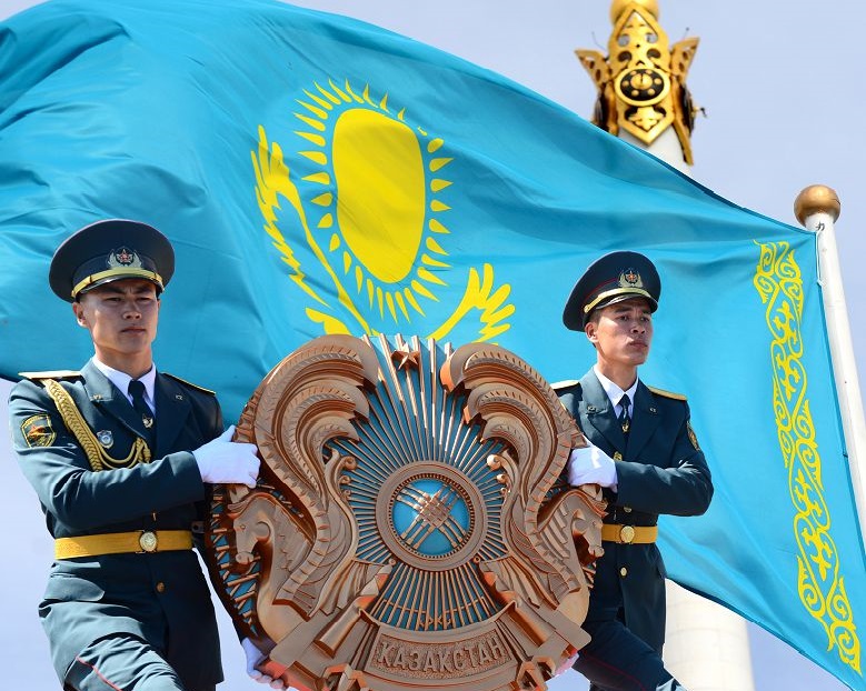 ەلدىگىمىزدىڭ بەلگىسى بيىكتە تۇرادى