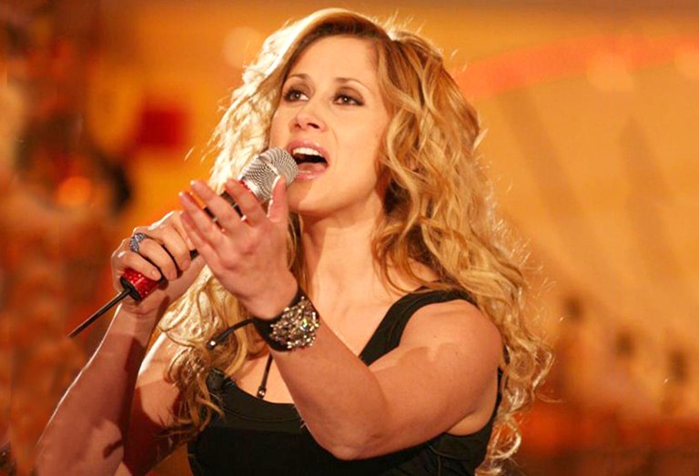 لارا فابيان مەن ەۆا لونگوريا ديماشتى تۋعان كۇنىمەن قۇتتىقتادى (ۆيدەو)