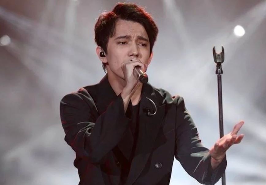 ەلوردادا بارلىق LED ەكراندار ءبىر كۇن بويى ديماش تۋرالى بەينەروليكتەر كورسەتەدى