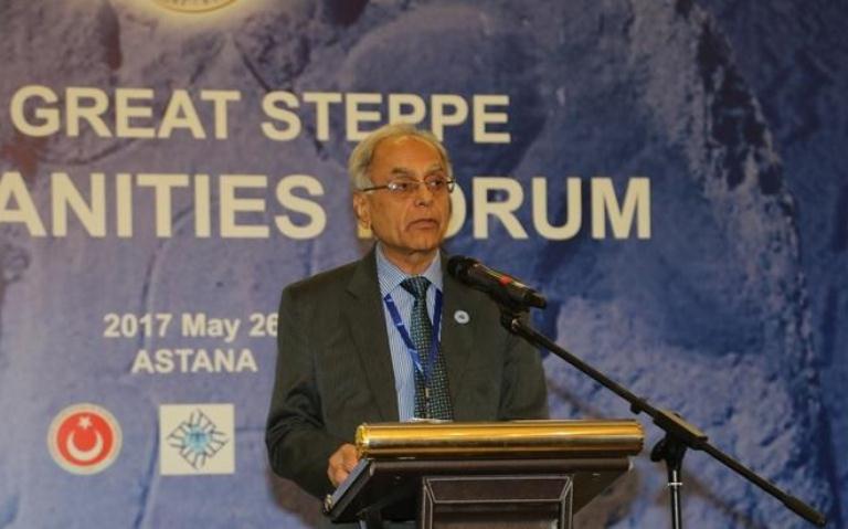 مانزۋر حۋسەين سۋمرو: «ءبىز ءوز قۇندىلىقتارىمىزدان اجىراماۋىمىز كەرەك»