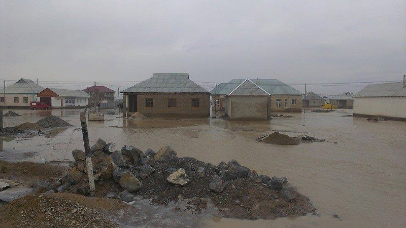 اقتوبەدە تاسقىن سۋدان زارداپ شەككەندەرگە مەشىت قىزمەتكەرلەرى كومەك كورسەتتى