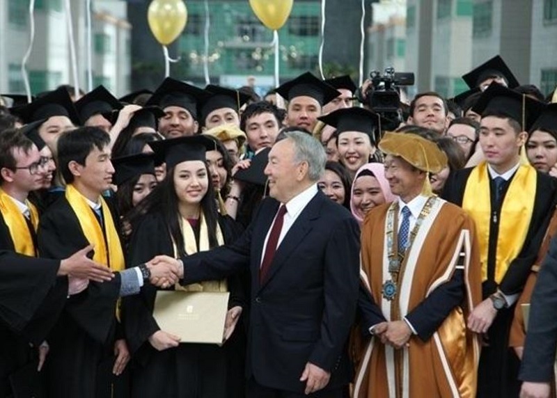 مەملەكەت باسشىسى نازارباەۆ ۋنيۆەرسيتەتىنىڭ تۇلەكتەرىن قۇتتىقتادى