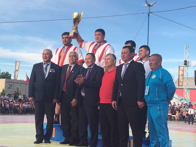 قازاق بالۋانى الەم كۋبوگىنىڭ فينالىندا 160 كەلىلىك ورىس بالۋانىن جەڭدى