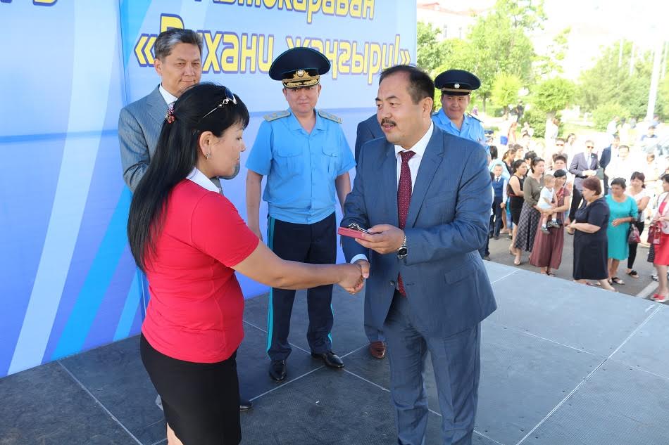 جامبىل تۇرعىندارىنا ارنايى اۆتوكەرۋەن قولداۋ كورسەتۋدە