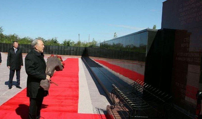 ەلباسى «الجير» مۋزەيىندە ساياسي قۋعىن-سۇرگىن قۇرباندارىنا تاعزىم ەتتى