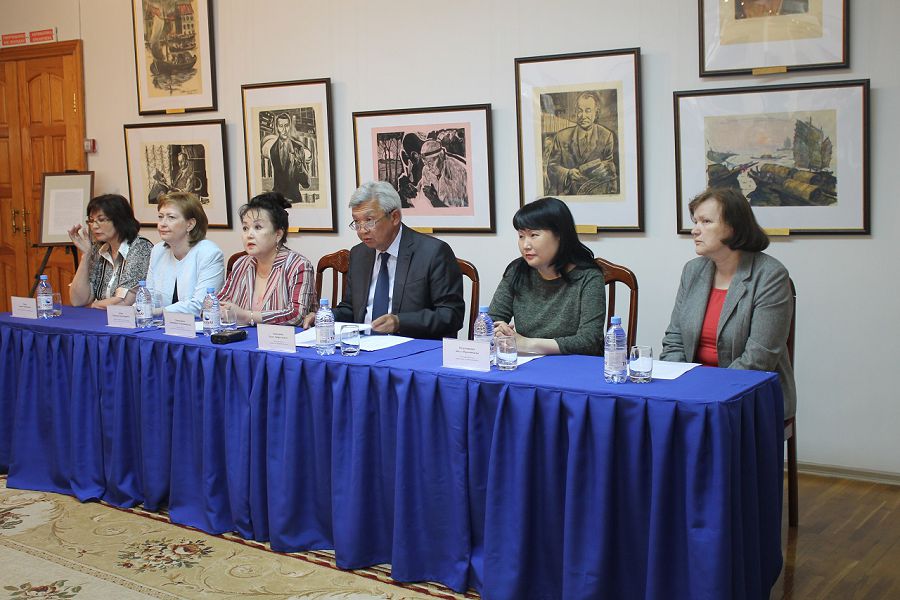 پاۆلوداردا ساياسي قۋعىن-سۇرگىنگە ۇشىرعان سۋرەتشىلەر كورمەسى اشىلدى  