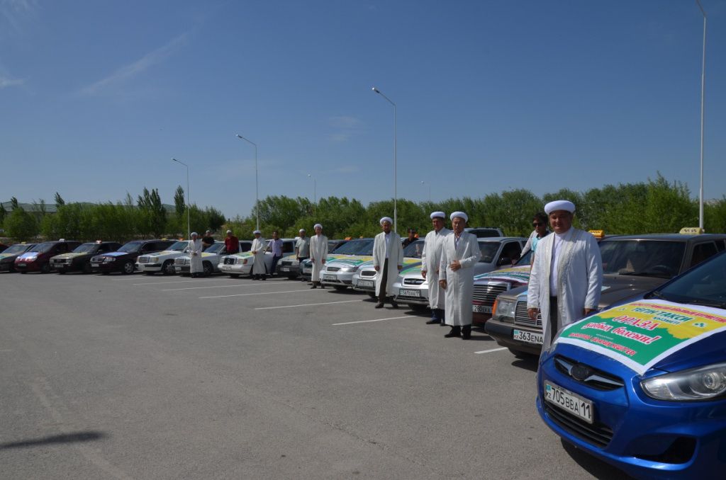 تاكسي تەگىن قىزمەت كورسەتەدى