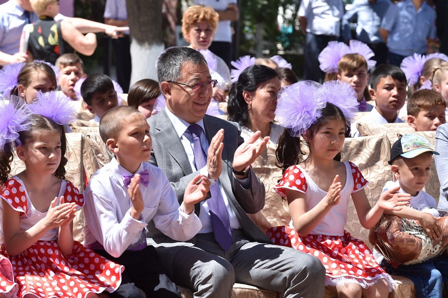 وقو اكىمى ەلباسىنىڭ اتىنان بالالار ءۇيىنىڭ تاربيەلەنۋشىلەرىنە سىيلىقتار تارتۋ ەتتى