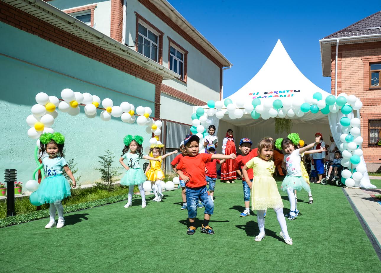 قىزىلوردا وبلىسى اكىمى بالالارعا ارنالعان الەۋمەتتىك نىسانداردى ارالادى