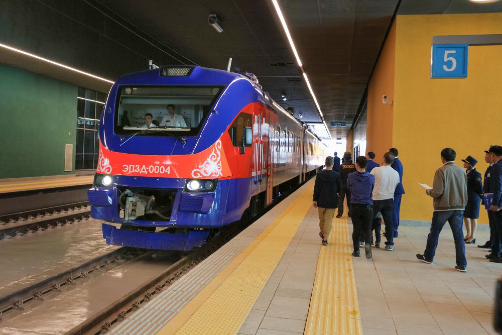 «نۇرلى جول» جاڭا ۆوكزال كەشەنى العاشقى پويىزداردى قابىلداي باستادى