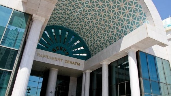 سەنات كوميتەتى كونستيتۋتسيالىق زاڭدارعا تۇزەتۋلەردى قارادى