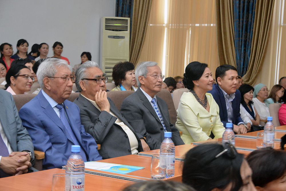 مىرزاتاي جولداسبەكوۆ تارازدىق جاستارمەن كەزدەستى