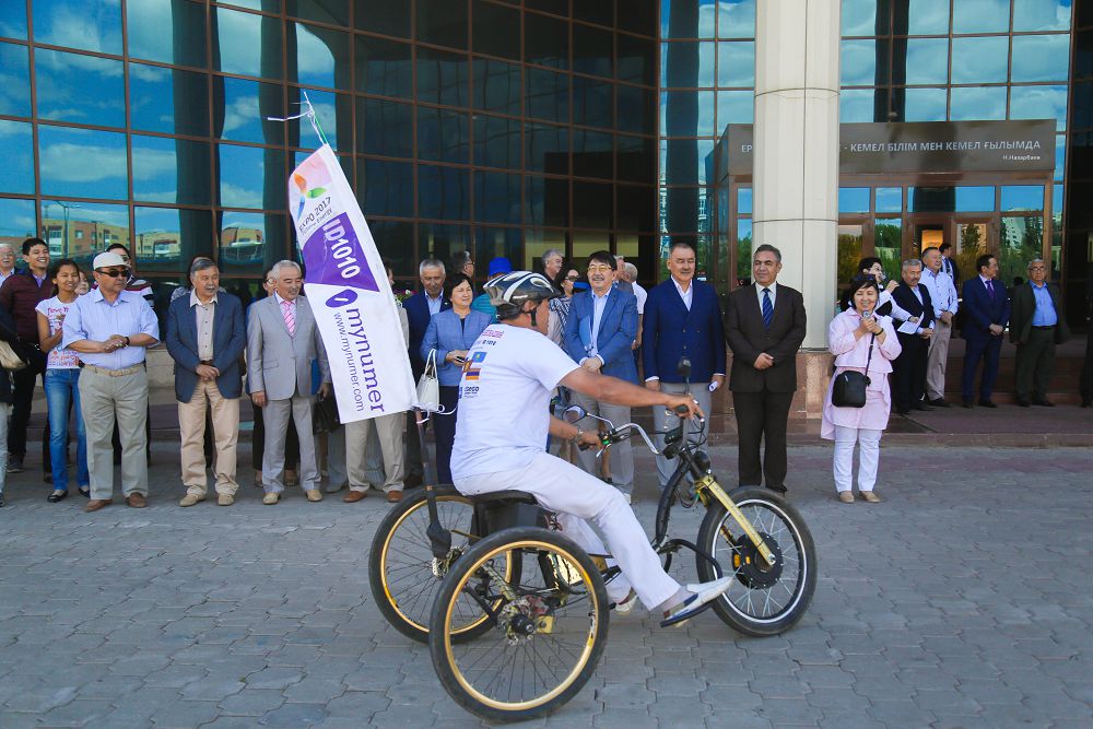 بىشكەكتەن جەتكەن ەكوشەرۋ