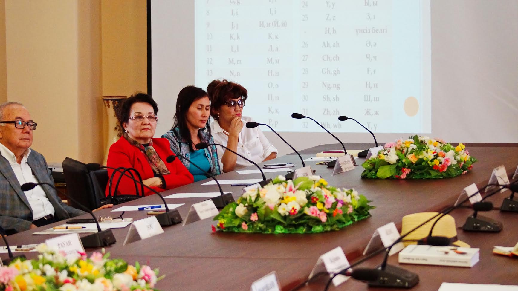 لاتىن ءالىپبيىنىڭ ەكى نۇسقاسى تانىستىرىلدى