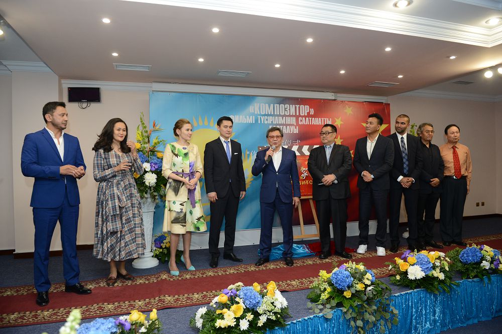 كومپوزيتورلار دوستىعىن كورسەتەدى