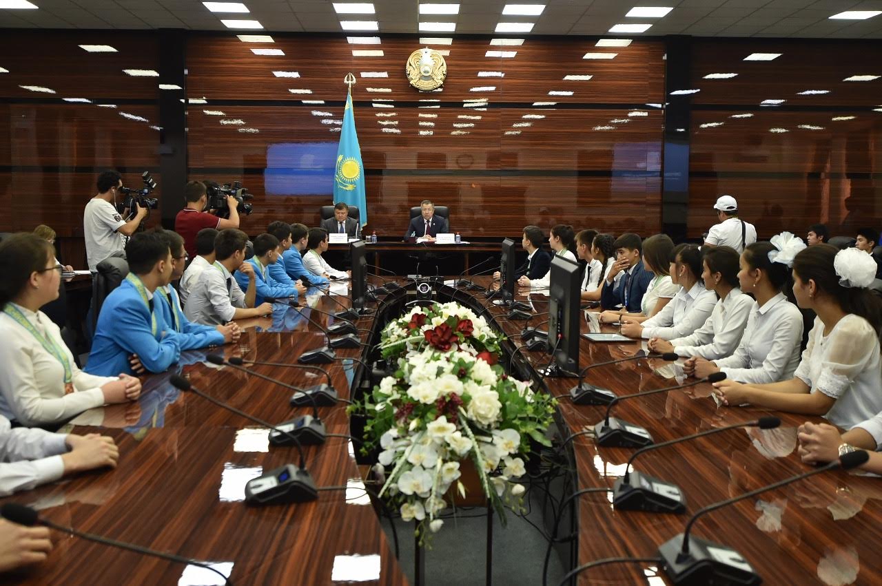 وقو اكىمى جەڭىمپاز وقۋشىلارمەن كەزدەستى