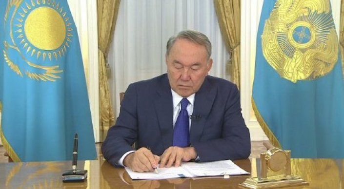 ەلباسى قورعانىستى جانە اسكەري قىزمەتتى جەتىلدىرۋگە باعىتتالعان زاڭعا قول قويدى