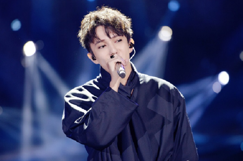 ديماش قىتايدىڭ «ەڭ ۇزدىك شەتەلدىك تانىمال ءانشىسى» اتاندى