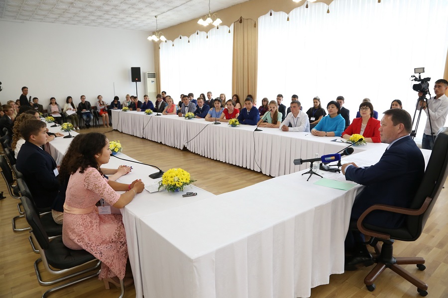 سولتۇستىك قازاقستان اكىمى مەكتەپ تۇلەكتەرىمەن كەزدەستى