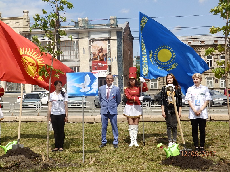 چەليابى قالاسىندا قازاقستاننىڭ دوستىق اعاشى وتىرعىزىلدى