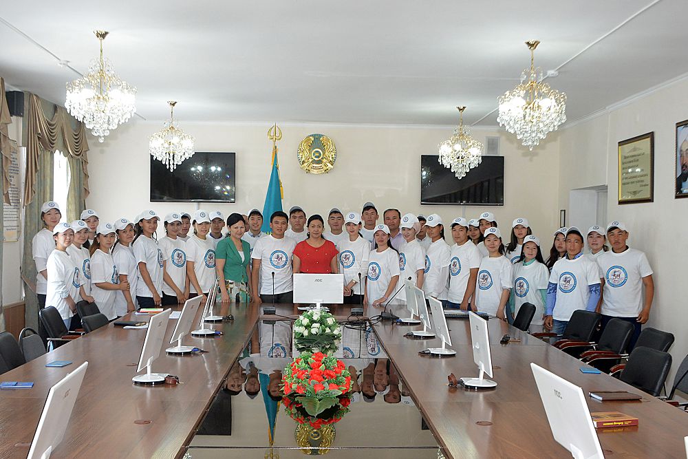 ينستيتۋت رەكتورى 50 ستۋدەنتكە ەكسپو بيلەتتەرىن سىيلادى