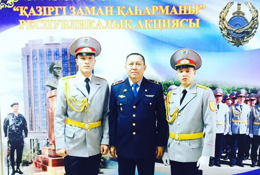 ەرلىكتىڭ ۇلگىسىن كورسەتكەن ەكەۋ