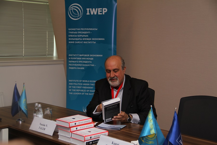 اەسي تانىمال امەريكالىق ساراپشى ناسسيس نيكولاس تالەبپەن كەزدەستى