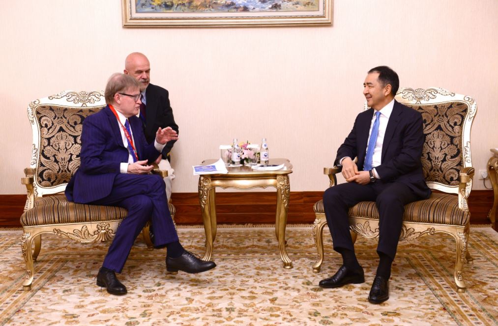 ساعىنتاەۆ اەف الاڭىندا تانىمال ساراپشى-ەكونوميستەرمەن كەزدەستى