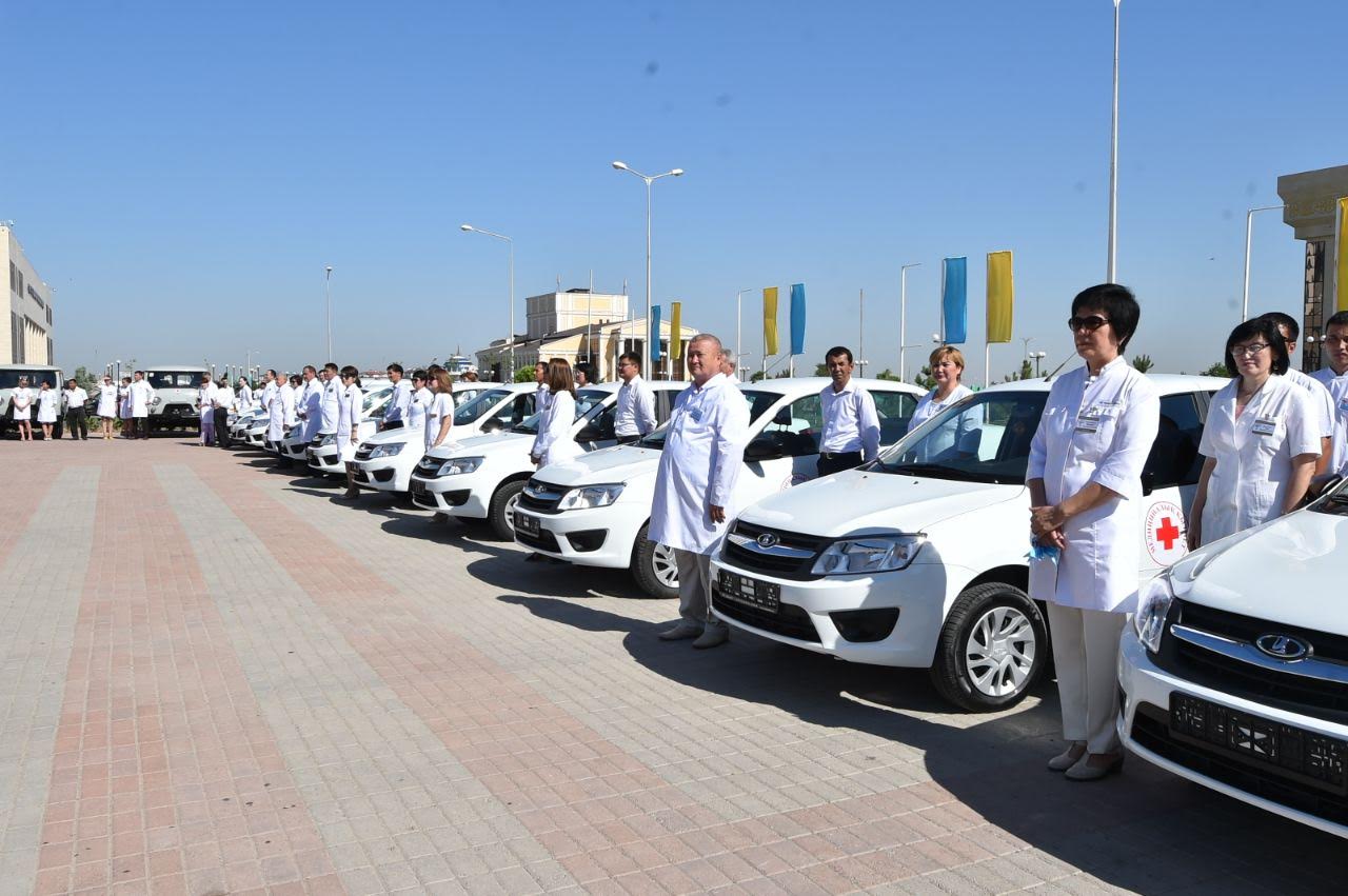 وقو مەديتسينا قىزمەتكەرلەرىنە 29 اۆتوكولىكتىڭ كىلتى تاپسىرىلدى