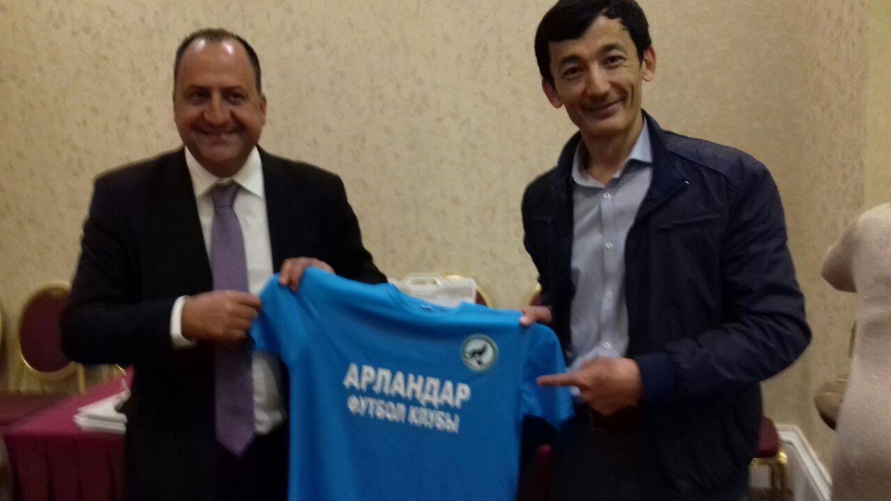 فازىلبەك ءابساتتار ۇلى: «بالالارعا فۋتبولدى اعىلشىن ءتىلى ارقىلى  ۇيرەتەمىز»