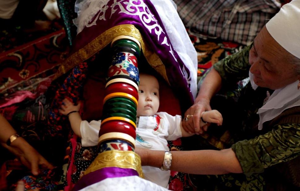 تۇڭعىشتى اتا-اجەگە بەرۋ ءداستۇرىن ساقتاۋ كەرەك پە؟