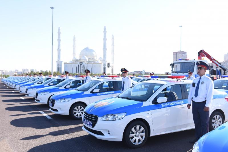 يسەكەشەۆ ەلوردالىق پوليتسەيلەرگە 100-گە جۋىق جاڭا كولىكتىڭ كىلتتەرىن تابىستادى