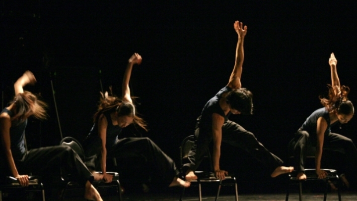 استانادا ايگىلى كورەيلىك بالەت توبى ونەر كورسەتەدى