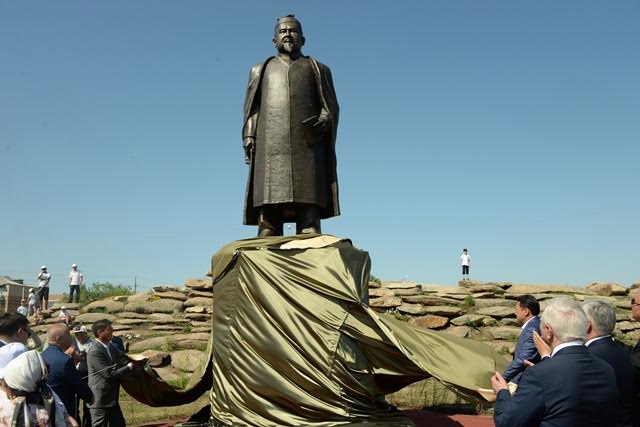 ەكىباستۇزدا ءماشھۇر جۇسىپكە ەسكەرتكىش ورناتىلدى