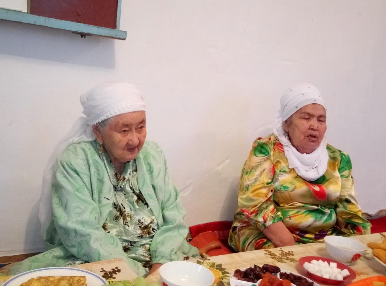 زەينەتكەر اشتان قىرىلعان ادامداردىڭ بەيىتىن قورشادى