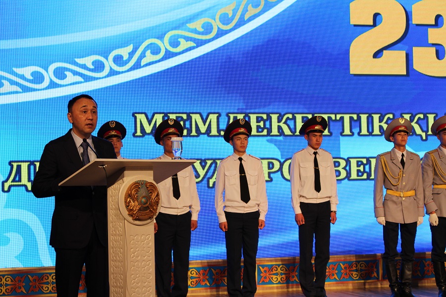 قوستانايدا مەملەكەتتىك قىزمەتكەرلەرگە قۇرمەت كورسەتىلدى