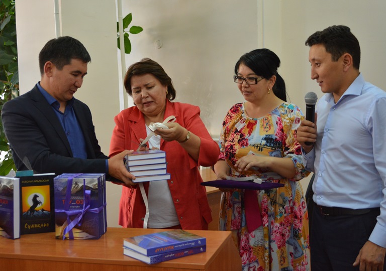 الماتىدا بەس كىتاپتىڭ تۇساۋى كەسىلدى