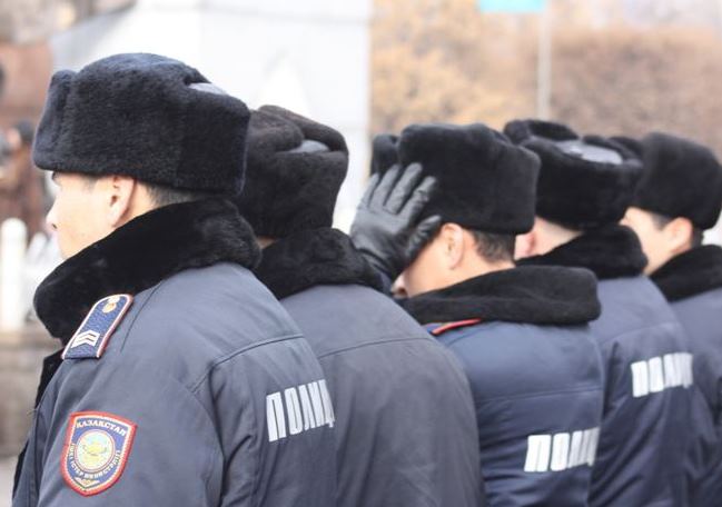 پوليتسيا قىزمەتكەرلەرىنە ەسكەرتكىش ورناتىلىپ, مۇراجاي اشىلدى