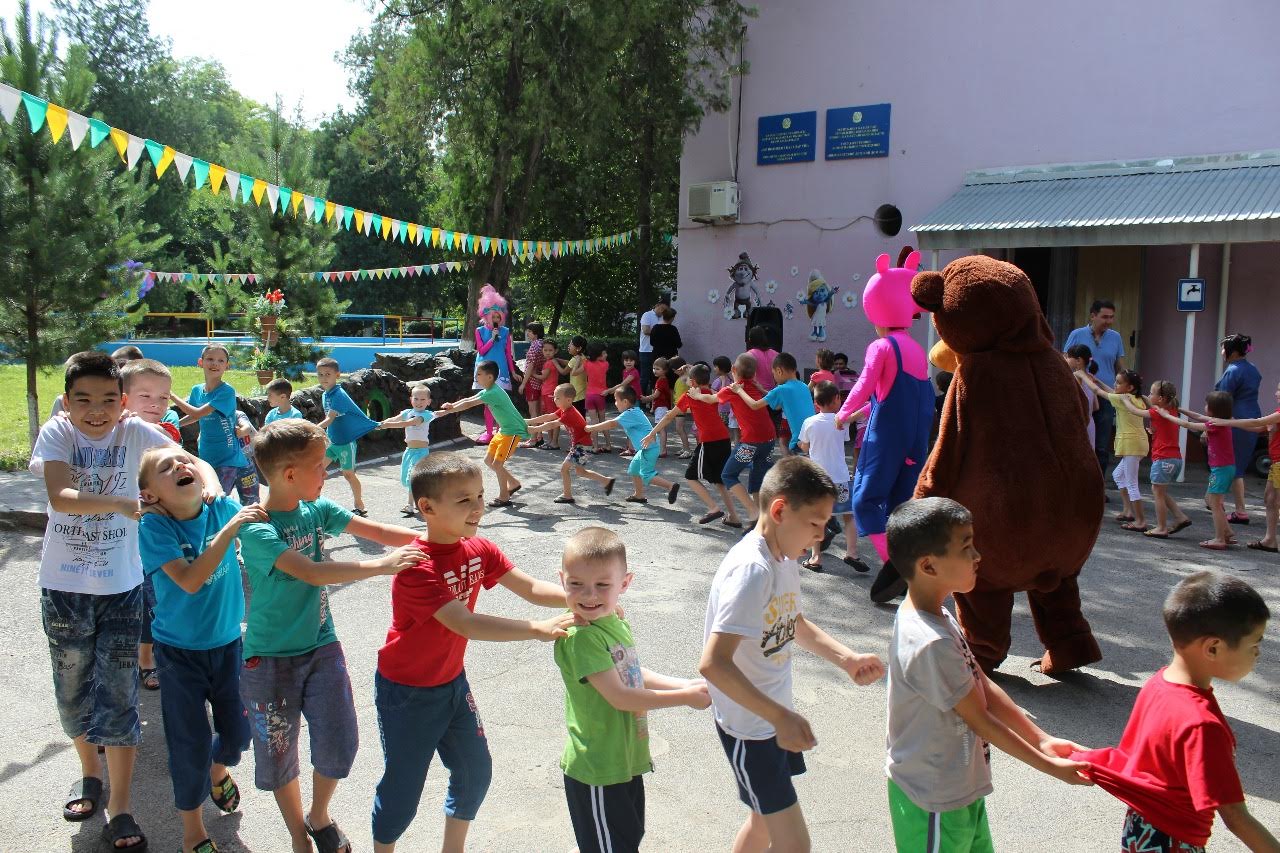 وقو-دا «بالالارعا شاتتىق سىيلايىق!» اتتى قايىرىمدىلىق اكتسياسى ءوتتى