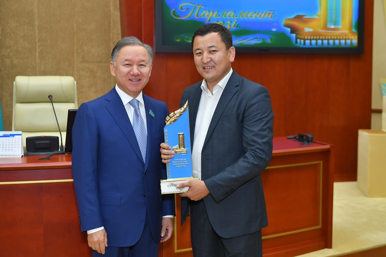 «پارلامەنت ءسوزى» سىيلىعى تاپسىرىلدى