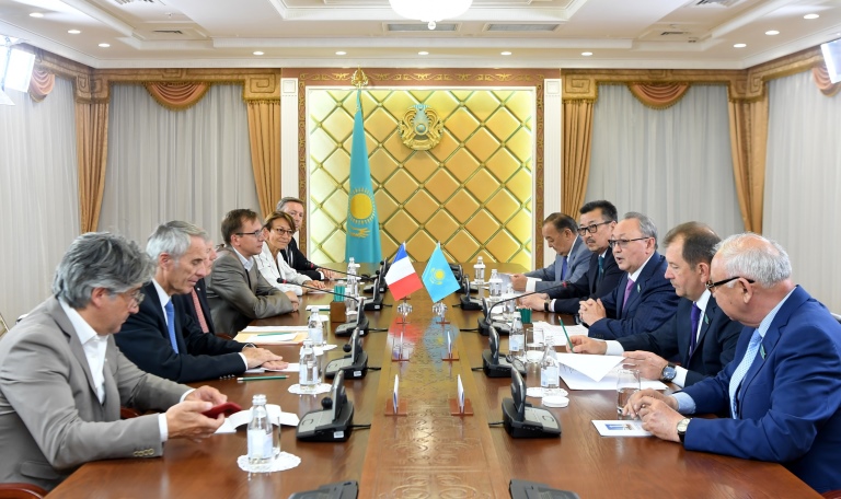 بەكتاس بەكنازاروۆ فرانتسيا سەناتىنىڭ ۆيتسە-پرەزيدەنتىمەن كەزدەستى