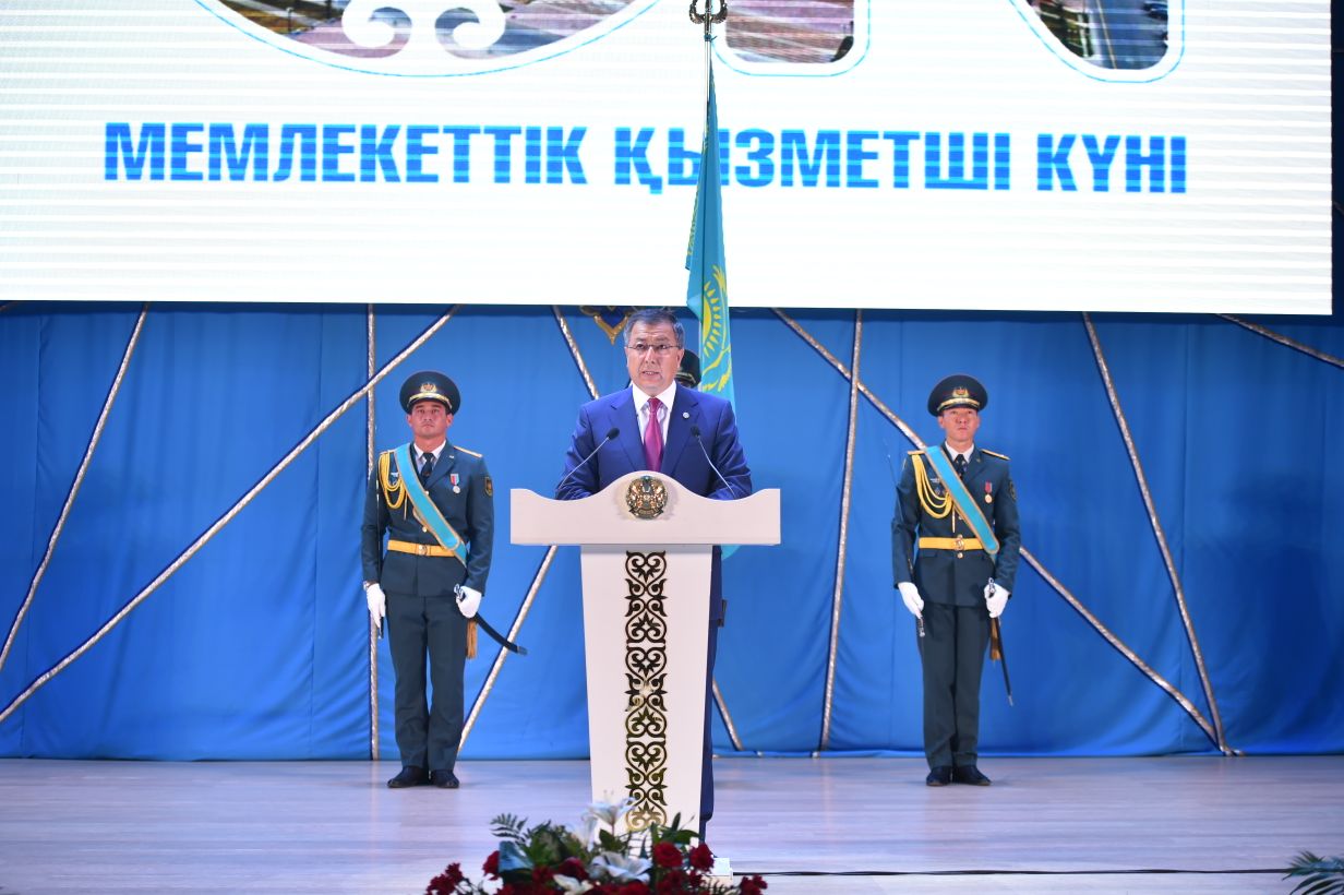 وقو-دا «مەملەكەتتىك قىزمەتشى كۇنىنە» وراي بىرقاتار ازاماتتار ماراپاتتالدى