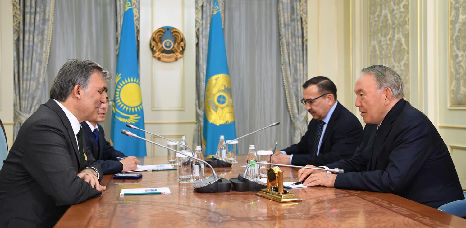 ەلباسى تۇرىك رەسپۋبليكاسىنىڭ بۇرىنعى پرەزيدەنتى ابدۋللا گۇلمەن كەزدەستى