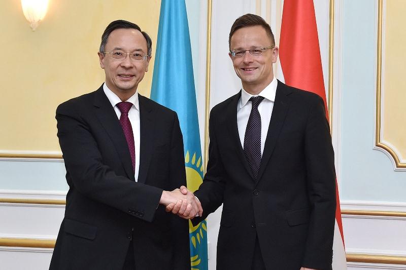 قايرات ءابدىراحمانوۆ ۆەنگريانىڭ سىرتقى ىستەر جانە سىرتقى ەكونوميكالىق بايلانىستار مينيسترىمەن كەزدەستى